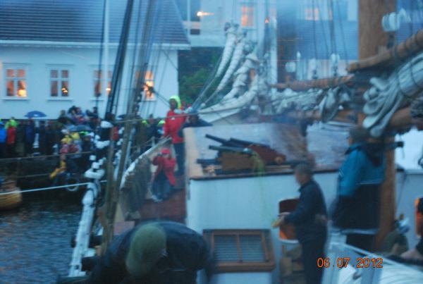 Beskrivelse: Tæt på land. (Hvad byder man uventet gæster?)
Uploadet: 13. august 2012
Af: Jegvan Åkerstrøm
Størrelse: 600 x 403 pixels